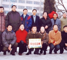       2004年12月路大三、四班畢業(yè)生十五周年同學聚會在母校栽下師生紀念 樹祝母校更加輝煌