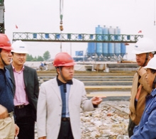       圖為學(xué)院畢業(yè)生韋世國(guó)副局長(zhǎng)（左一）、學(xué)院畢業(yè)生九泰公司 總經(jīng)理關(guān)和平（中）在施工現(xiàn)場(chǎng)